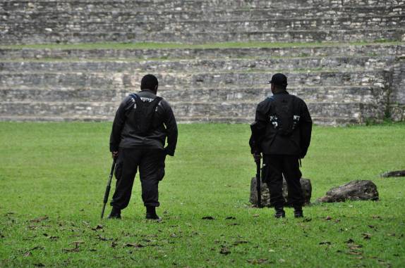 Escolta militar patrulha as ruínas mayas de Caracol, em Belize, quase na fronteira com a Guatemala